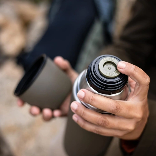 Outdoor - Esbit - Thermos Classic Vakuumflasche - 750 ml - Edelstahl 18/8 - Olive Green - VF750ML-OG - Tassen & Thermoskannen